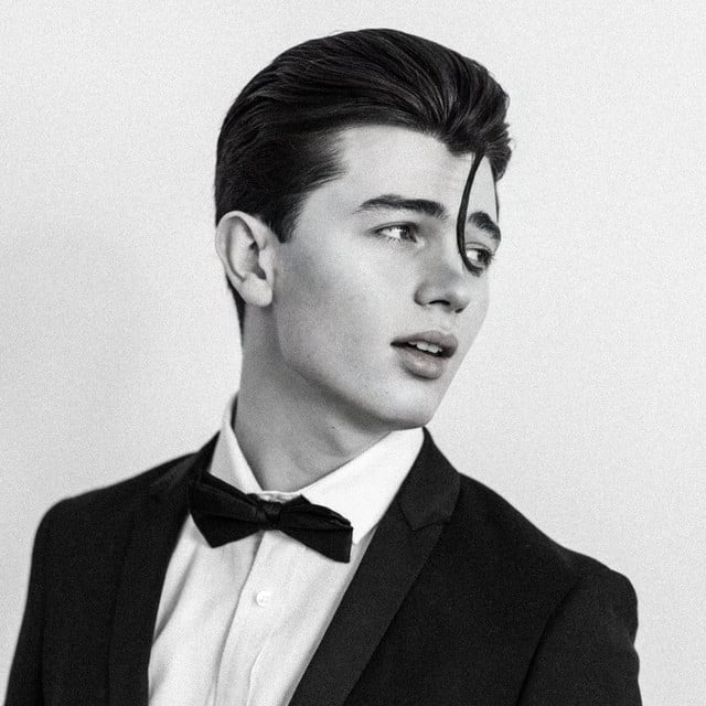 AI Elliot james reay picture